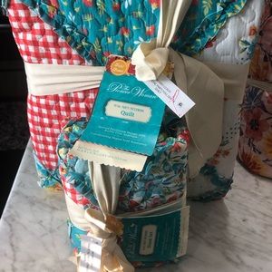 Pioneer woman quilt and shams